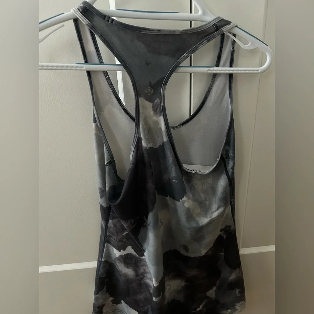 Lululemon workout tank size 8 - Picture 2 of 2